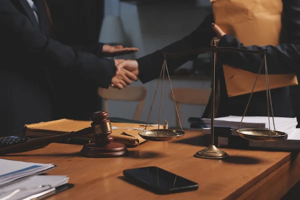 A Greenville Uber accident lawyer from Car Crash Lawyers SC shakes hands with a client.